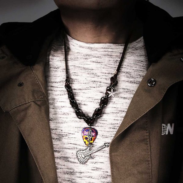 Big Guitar x Skull Headphone Pick - Image 3